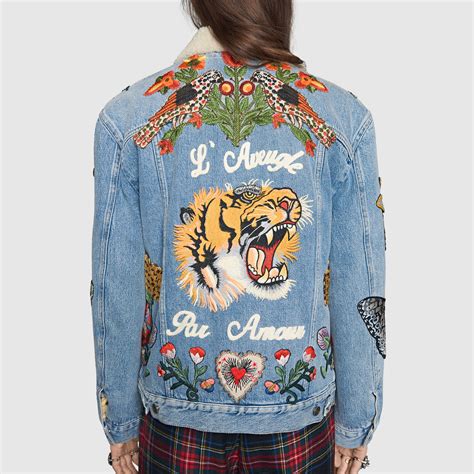 gucci veste en jean avec broderies|Gucci Tiger veste en denim avec broderie en bleu .